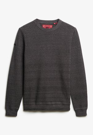 Suéter de punto gris oscuro con cuello redondo, tejido texturizado, puños y dobladillo acanalados, con una etiqueta visible en el interior del cuello.