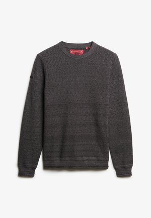 Donkergrijze gebreide trui met een ronde hals, textuurstof, geribbelde manchetten en onderrand, met een label zichtbaar binnenin de hals.