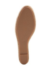 Semelle de chaussure en caoutchouc brun avec une surface texturée et un talon arrondi. Présente un logo de marque subtil "MNG" près de la zone du talon.