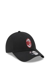 Cap de baseball noire en tissu, ornée d'un logo brodé rouge et blanc avec un design en forme de bouclier. Comprend une visière incurvée et une fermeture réglable.