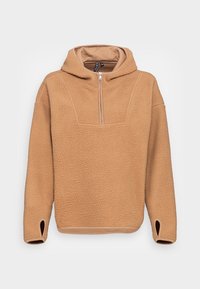 Pull-over en polaire beige avec fermeture éclair partielle à l'avant, capuche et surface texturée. Présente des poignets ouverts et une couleur unie sans motifs.