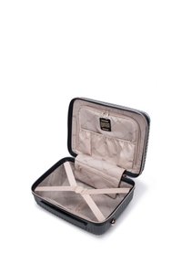 Harde zwarte koffer met een beige interieur. Beschikt over elastische banden en een ritscompartiment voor organisatie.