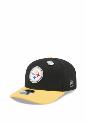 Schwarz-gelbe Pittsburgh Steelers Baseballkappe mit NFL Draft 2022 Anstecker und New Era Logo an der Seite.