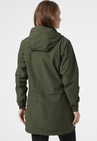 Olijf groene waterdichte jas met een trekkoord capuchon, elastische manchetten en een middellange snit, gemaakt van soepel, lichtgewicht materiaal.