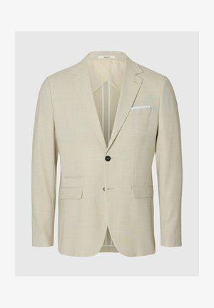 Beige miesten yksirivinen bleiseri lovikauluksilla, kahdella napilla, läppätaskuilla ja valkoisella taskuliinalla yksinkertaisella taustalla.