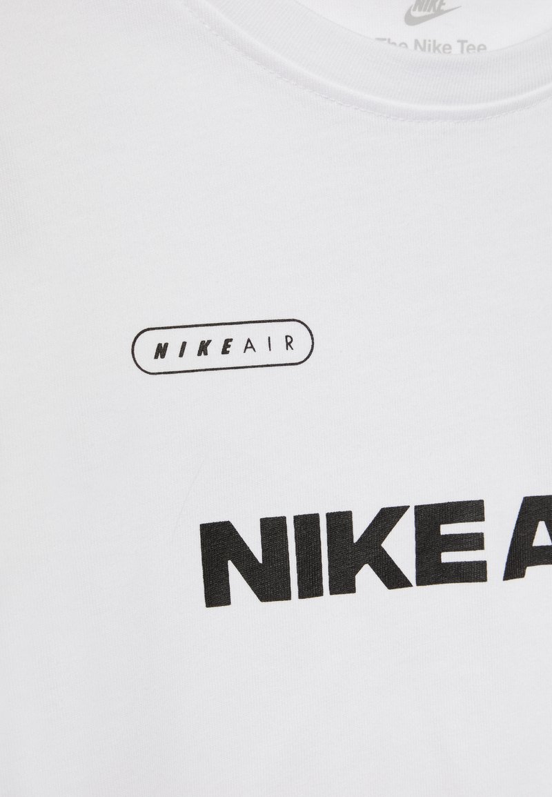 Kinder T-Shirts | Nike Sportswear TEE AIR HOOK T-Shirt print white/weiß - ND79029 Kinder T-Shirts | Nike Sportswear TEE AIR HOOK T-Shirt print white/weiß - ND79029
