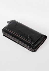 Portafoglio in pelle nera con chiusura con zip, caratterizzato da una texture liscia, design angolato e dettagli in zip color bronzo.