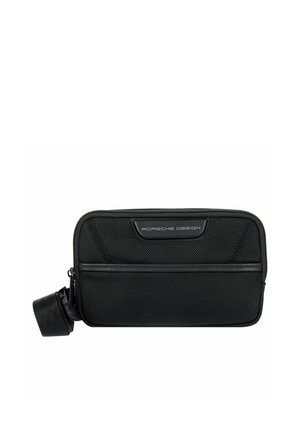 Borsa a tracolla rettangolare nera Porsche Design con chiusura a zip e tracolla regolabile su sfondo bianco.