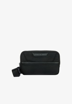 Borsa a tracolla rettangolare nera Porsche Design con chiusura a zip e tracolla regolabile su sfondo bianco.