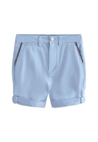 Hellblaue Baumwollshorts mit Knopfverschluss, aufgerollten Säumen und schwarzen Reißverschlüssen an den vorderen Taschen. Glatte Textur.