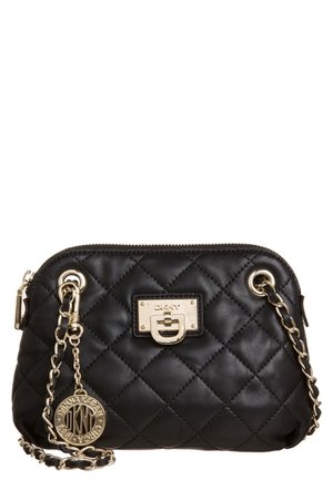 Sac bandoulière en cuir matelassé noir avec chaîne dorée, fermeture tourniquet dorée et breloque logo circulaire dorée suspendue à la bandoulière.