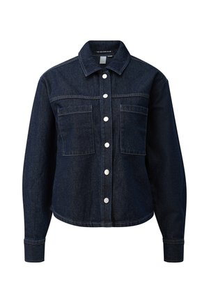 Veste en denim bleu foncé à manches longues, avec des boutons-pression argentés sur le devant, deux poches poitrine et un col pointu.