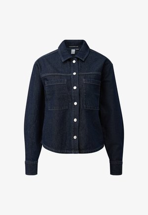 Tamsiai mėlyna džinsinė striukė ilgomis rankovėmis, su sidabriniais spaudžiamais mygtukais priekyje, dviem krūtinės kišenėmis ir smailiu apykakliu.