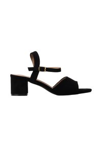 Sandale noire pour femme avec talon bloc, bout ouvert, bride à la cheville et boucle dorée sur fond blanc.