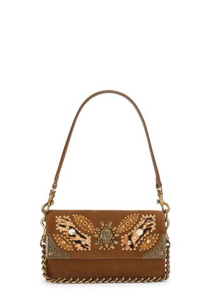 Bolso de mano de ante marrón con tachuelas doradas decorativas, parches con estampado de animales, detalles metálicos en las esquinas y una correa de cadena dorada.