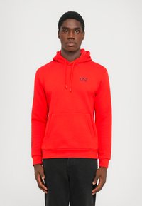 Sudadera roja con capucha y bolsillo frontal, con logo bordado. Presenta mangas largas y puños acanalados, fabricada en un material suave y texturizado.