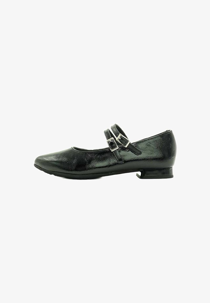 Zapato Mary Jane de charol negro con dos correas ajustables y hebillas plateadas, y un tacón bajo y cuadrado. Textura lisa, diseño de puntera redonda.