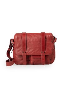 Borsa a tracolla rossa in pelle con pattina piatta, due cinghie e accenti in metallo nero. Presenta una superficie testurizzata e una tracolla regolabile.