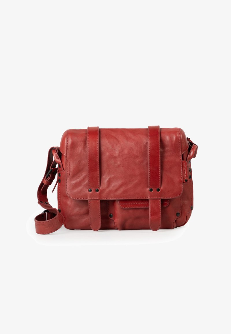 Borsa a tracolla rossa in pelle con pattina piatta, due cinghie e accenti in metallo nero. Presenta una superficie testurizzata e una tracolla regolabile.