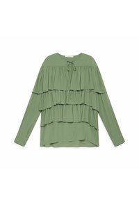 Blusa verde con volant sovrapposti, maniche lunghe e scollo rotondo con dettaglio annodato sul davanti. Tessuto strutturato con finitura liscia.