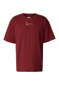 Burgundi puuvillane T-särk ümmarguse kaeluse, lühikeste varrukate ja rinnal kreemjasvalge allkirjalogoga. Klassikaline mugav lõige.