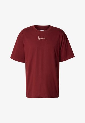 Burgundi színű pamut póló kerek nyakkivágással, rövid ujjakkal és fehér színű aláírásos logóval a mellrészen. Klasszikus, laza szabás.