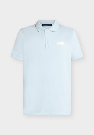 Světle modré polo tričko s krátkým rukávem se tříknoflíkovým zapínáním a bílým logem "KARL LAGERFELD" na levé straně hrudi.