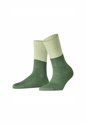 Chaussettes vertes avec un revers côtelé, motif dégradé allant de vert clair à vert foncé, texture de tissu douce et longueur mi-mollet.