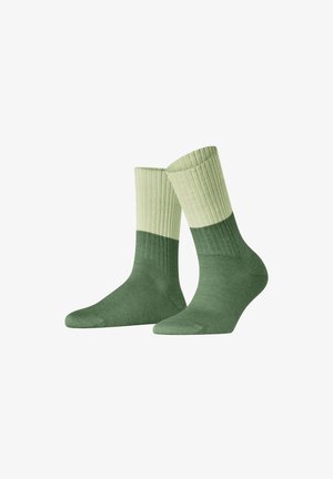 Chaussettes vertes avec un revers côtelé, motif dégradé allant de vert clair à vert foncé, texture de tissu douce et longueur mi-mollet.