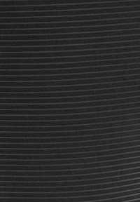 Schwarzer Stoff mit strukturiertem Rippenmuster, der gleichmäßig verteilte horizontale Streifen aufweist. Das Material ist glatt und erzeugt ein dezentes, einheitliches Erscheinungsbild.