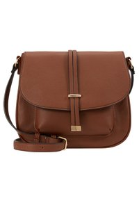 Ruskea nahkainen olkalaukku säädettävällä hihnalla, etuläpällä ja koristehihnalla, jossa on kultasävyisiä yksityiskohtia.