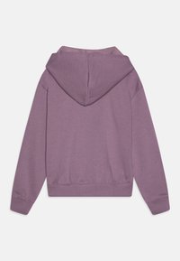 Sudadera de algodón morada con un bolsillo tipo canguro, puños y dobladillo acanalados, y capucha con cordón. Textura suave con un diseño de corte relajado.