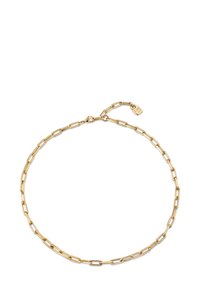 Pulsera de cadena de oro con eslabones ovalados alargados, cierre de langosta y una pequeña etiqueta con el nombre de la marca. La superficie es brillante y pulida.