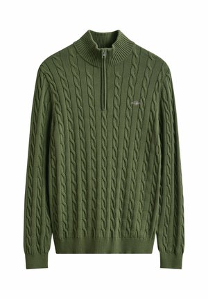 Groen kabelgebreide trui met een kwart-ritskraag en geribbelde manchetten, met een klein geborduurd logo op de linkerborst.