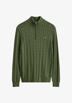 Groen kabelgebreide trui met een kwart-ritskraag en geribbelde manchetten, met een klein geborduurd logo op de linkerborst.