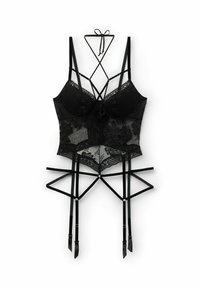 Černý krajkový body s tvarovanými košíčky, křížovými ramínky a klipy na podvazky. Obsahuje složité květinové vzory a saténové detaily.