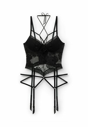 Czarny koronkowy body z usztywnionymi miseczkami, krzyżującymi się ramiączkami i klipsami do podwiązek. Posiada złożone wzory kwiatowe i satynowe akcenty.