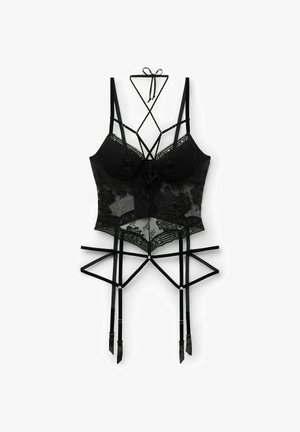 Bodysuit en dentelle noire avec des bonnets structurés, des bretelles croisées et des clips pour porte-jarretelles. Présente des motifs floraux élaborés et des accents en satin.