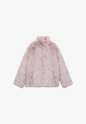 Lys lyserød, plysset faux fur jakke med lange ærmer, høj krave, forlommer og skjult lukning foran, præsenteret på hvid baggrund.