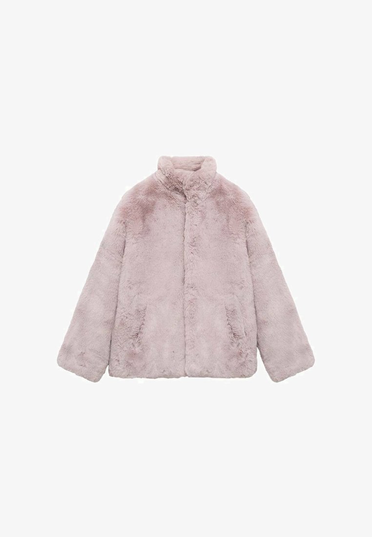 Puhasta svetlo roza umetna krznena jakna z dolgimi rokavi, visokim ovratnikom, sprednjimi žepi in skrito sprednjo zaporo, prikazana na beli podlagi.