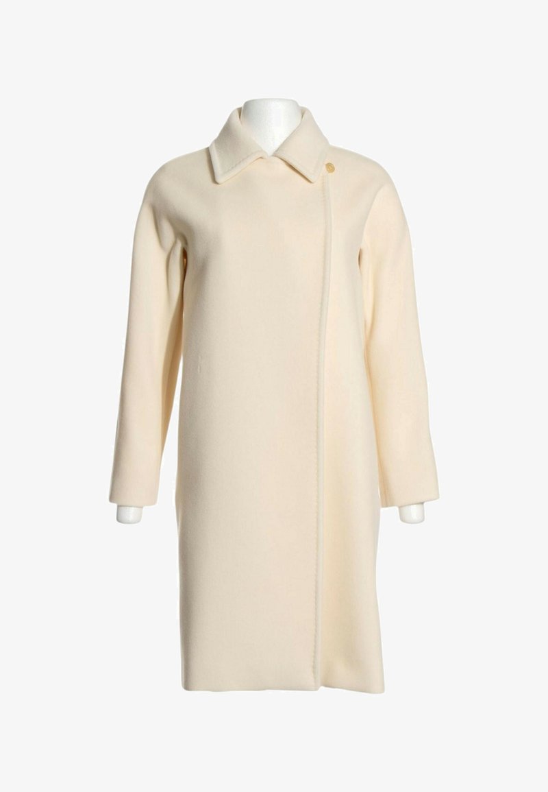 Long manteau de couleur crème avec un large col, des manches longues et un seul bouton visible près du col.