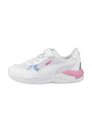 Zapatilla blanca con material de malla y sintético, con acentos en rosa y azul, una correa de velcro y una suela texturizada para mayor agarre.