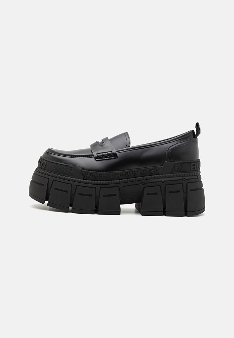 Mustad mustad loafers, mis on valmistatud siledast nahast ja millel on paks ja tükkis tall. Omab lihtsat rihma ja graveeritud brändingut küljel.