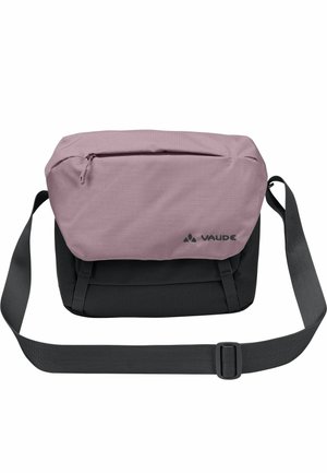 Bolso Vaude bicolor en púrpura y negro con correa negra ajustable y bolsillo frontal con cremallera.