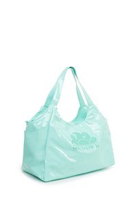 Borsa a tracolla verde menta, lucida, con due manici, caratterizzata da un logo in rilievo ben visibile nella parte anteriore e una forma spaziosa e strutturata.