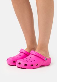 Crocs - CLASSIC - Muiltjes - juice Miniatuurafbeelding 1