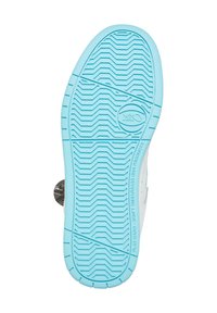 Weißer Sneaker mit einer hellblauen Gummisohle, die über ein strukturiertes Profil für besseren Halt verfügt. Enthält ein kreisförmiges Logo und geprägten Text an der Seite.