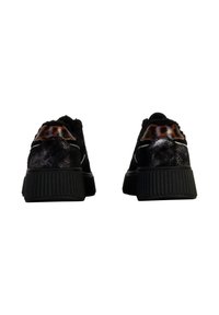 Sneakers piattaforme nere con tomaia testurizzata, caratterizzate da dettagli glitterati e una stampa leopardata sul tallone. Punta rotonda e design con lacci.