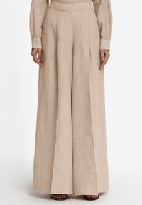Beige Leinen-Hosen mit weitem Bein und hohem Bund, ausgestattet mit vorderen Falten und einer glatten Textur. Keine sichtbaren Muster oder Akzente.