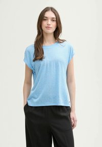 Tricou scurt cu mânecă scurtă, în dungi albastre deschise, cu o croială lejeră, guler rotund și material moale, asortat cu pantaloni negri, lejeri.